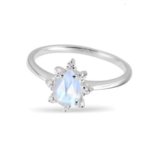 Load image into Gallery viewer, Queen Starburst Moonstone Ring
