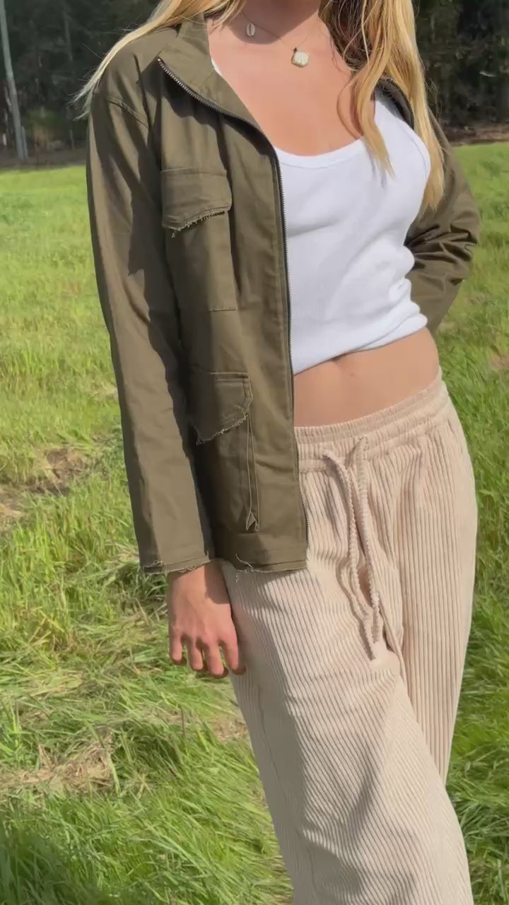 Load video: Altitude Jacket Moss