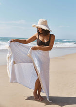 Load image into Gallery viewer, Daisy Travel Towel - The Beach People
