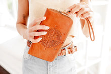 Load image into Gallery viewer, Wander Travel Wallet - Chestnut Antique
